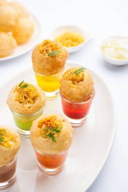 Panipuri shot 'ı ya da Golgappa shot' ı, farklı aromalı su kadehleri doldurulmuş püreyle servis edilir, Hint aperatifi.