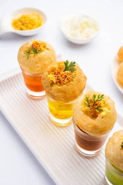 Panipuri shot 'ı ya da Golgappa shot' ı, farklı aromalı su kadehleri doldurulmuş püreyle servis edilir, Hint aperatifi.