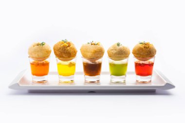 Panipuri shot 'ı ya da Golgappa shot' ı, farklı aromalı su kadehleri doldurulmuş püreyle servis edilir, Hint aperatifi.
