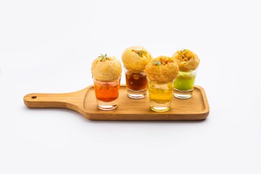 Panipuri shot 'ı ya da Golgappa shot' ı, farklı aromalı su kadehleri doldurulmuş püreyle servis edilir, Hint aperatifi.