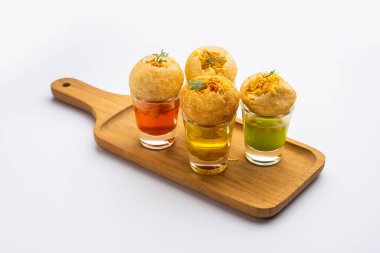 Panipuri shot 'ı ya da Golgappa shot' ı, farklı aromalı su kadehleri doldurulmuş püreyle servis edilir, Hint aperatifi.