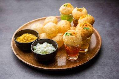 Panipuri shot 'ı ya da Golgappa shot' ı, farklı aromalı su kadehleri doldurulmuş püreyle servis edilir, Hint aperatifi.