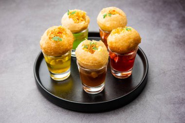 Panipuri shot 'ı ya da Golgappa shot' ı, farklı aromalı su kadehleri doldurulmuş püreyle servis edilir, Hint aperatifi.