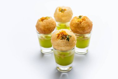 Panipuri shot 'ı ya da Golgappa shot' ı, farklı aromalı su kadehleri doldurulmuş püreyle servis edilir, Hint aperatifi.