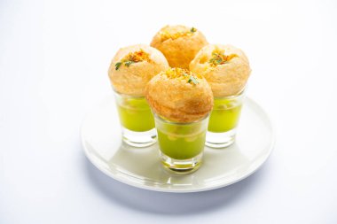 Panipuri shot 'ı ya da Golgappa shot' ı, farklı aromalı su kadehleri doldurulmuş püreyle servis edilir, Hint aperatifi.