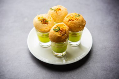 Panipuri shot 'ı ya da Golgappa shot' ı, farklı aromalı su kadehleri doldurulmuş püreyle servis edilir, Hint aperatifi.