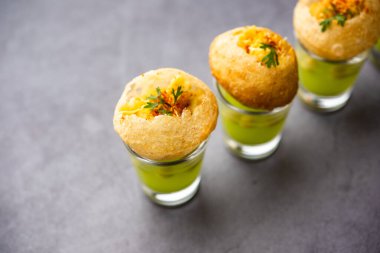 Panipuri shot 'ı ya da Golgappa shot' ı, farklı aromalı su kadehleri doldurulmuş püreyle servis edilir, Hint aperatifi.