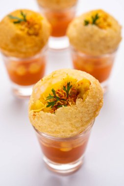 Panipuri shot 'ı ya da Golgappa shot' ı, farklı aromalı su kadehleri doldurulmuş püreyle servis edilir, Hint aperatifi.