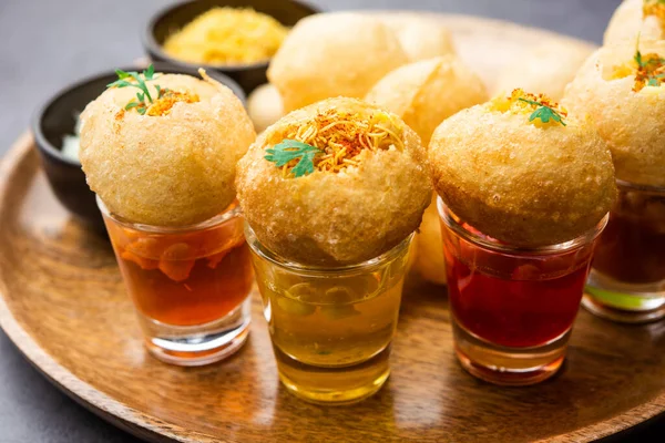 Panipuri Shot或Golgappa Shots 不同口味的水 配上小杯 加满了杜松子酒和印度开胃菜 — 图库照片