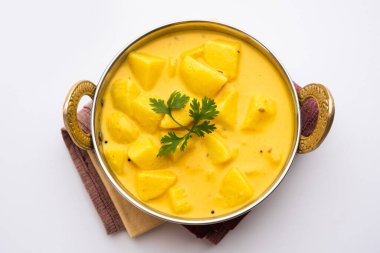 Dahi Wale Aloo ya da Aaloo ya da yoğurt ya da Hint klasiği körili patates püresi, naan ile servis edilir. seçici odak