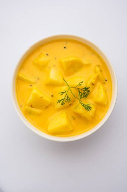 Dahi Wale Aloo ya da Aaloo ya da yoğurt ya da Hint klasiği körili patates püresi, naan ile servis edilir. seçici odak