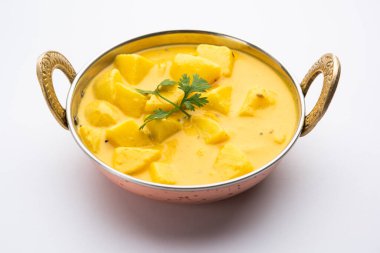 Dahi Wale Aloo ya da Aaloo ya da yoğurt ya da Hint klasiği körili patates püresi, naan ile servis edilir. seçici odak