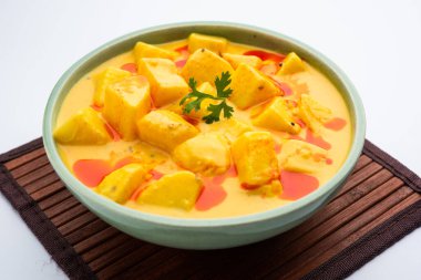 Dahi Wale Aloo ya da Aaloo ya da yoğurt ya da Hint klasiği körili patates püresi, naan ile servis edilir. seçici odak