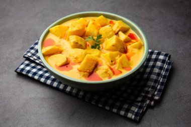 Dahi Wale Aloo ya da Aaloo ya da yoğurt ya da Hint klasiği körili patates püresi, naan ile servis edilir. seçici odak