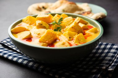 Dahi Wale Aloo ya da Aaloo ya da yoğurt ya da Hint klasiği körili patates püresi, naan ile servis edilir. seçici odak