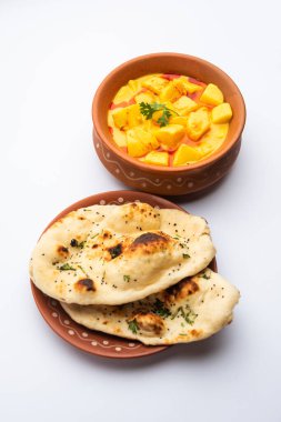 Dahi Wale Aloo ya da Aaloo ya da yoğurt ya da Hint klasiği körili patates püresi, naan ile servis edilir. seçici odak