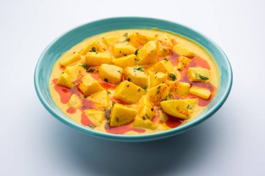 Dahi Wale Aloo ya da Aaloo ya da yoğurt ya da Hint klasiği körili patates püresi, naan ile servis edilir. seçici odak
