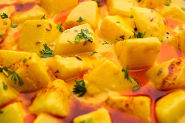 Dahi Wale Aloo ya da Aaloo ya da yoğurt ya da Hint klasiği körili patates püresi, naan ile servis edilir. seçici odak