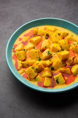 Dahi Wale Aloo ya da Aaloo ya da yoğurt ya da Hint klasiği körili patates püresi, naan ile servis edilir. seçici odak