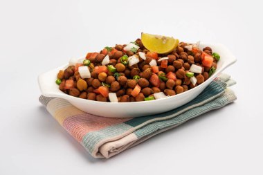 Chola Chana Chaat veya limonlu siyah chana chaat.