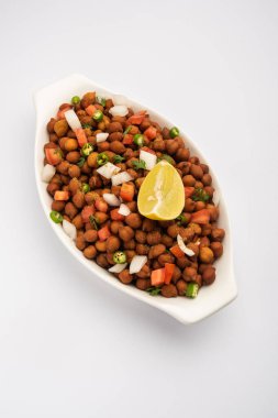 Chola Chana Chaat veya limonlu siyah chana chaat.