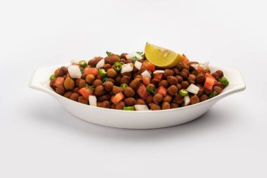 Chola Chana Chaat veya limonlu siyah chana chaat.