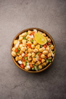 Chola Chana Chaat veya limonlu siyah chana chaat.