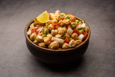 Chola Chana Chaat veya limonlu siyah chana chaat.