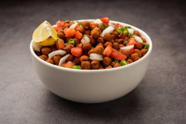 Chola Chana Chaat veya limonlu siyah chana chaat.