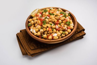 Chola Chana Chaat veya limonlu siyah chana chaat.