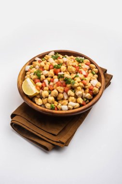 Chola Chana Chaat veya limonlu siyah chana chaat.