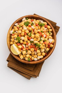 Chola Chana Chaat veya limonlu siyah chana chaat.