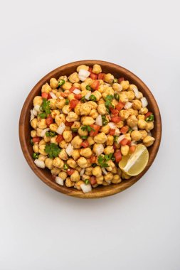Chola Chana Chaat veya limonlu siyah chana chaat.