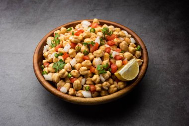 Chola Chana Chaat veya limonlu siyah chana chaat.