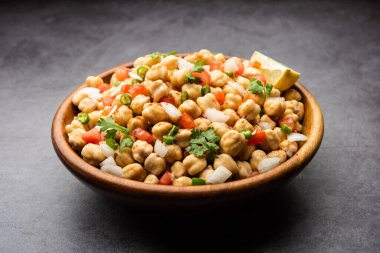 Chola Chana Chaat veya limonlu siyah chana chaat.
