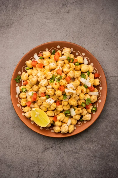 Chola Chana Chaat veya limonlu siyah chana chaat.