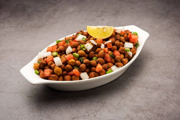 Chola Chana Chaat veya limonlu siyah chana chaat.