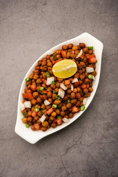 Chola Chana Chaat veya limonlu siyah chana chaat.