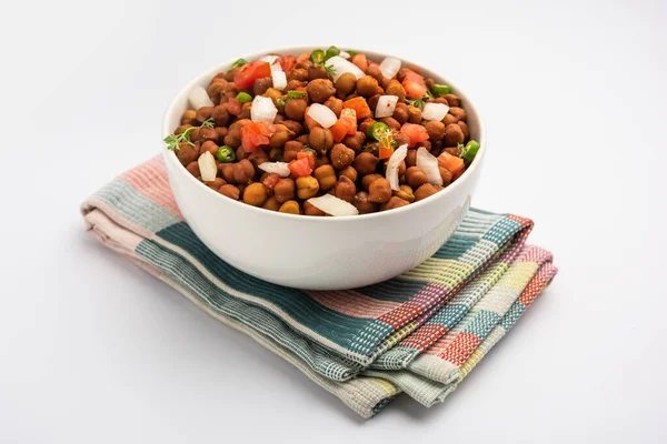 Chola Chana Chaat veya limonlu siyah chana chaat.