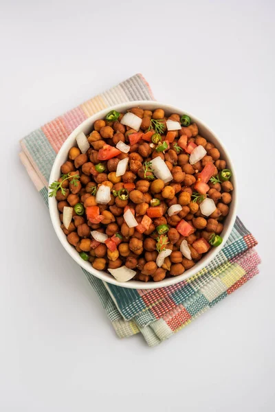 Chola Chana Chaat veya limonlu siyah chana chaat.