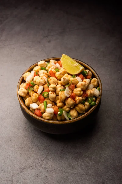 Chola Chana Chaat veya limonlu siyah chana chaat.