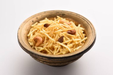 Hint usulü kızartılmış abur cuburlar Falahari chivda, Chewda - chivda veya kuru meyvelerle karıştırılmış.