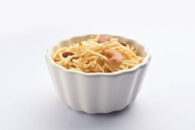 Hint usulü kızartılmış abur cuburlar Falahari chivda, Chewda - chivda veya kuru meyvelerle karıştırılmış.