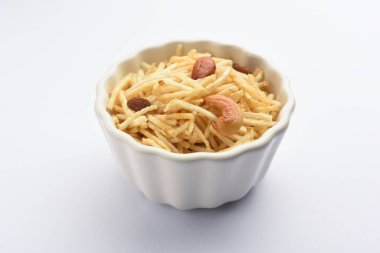 Hint usulü kızartılmış abur cuburlar Falahari chivda, Chewda - chivda veya kuru meyvelerle karıştırılmış.