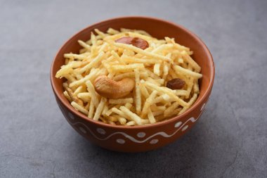 Hint usulü kızartılmış abur cuburlar Falahari chivda, Chewda - chivda veya kuru meyvelerle karıştırılmış.