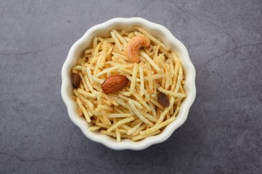 Hint usulü kızartılmış abur cuburlar Falahari chivda, Chewda - chivda veya kuru meyvelerle karıştırılmış.