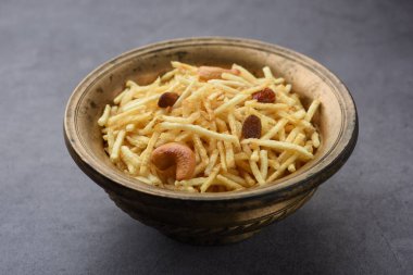 Hint usulü kızartılmış abur cuburlar Falahari chivda, Chewda - chivda veya kuru meyvelerle karıştırılmış.