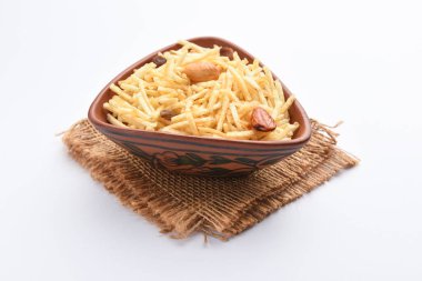 Hint usulü kızartılmış abur cuburlar Falahari chivda, Chewda - chivda veya kuru meyvelerle karıştırılmış.