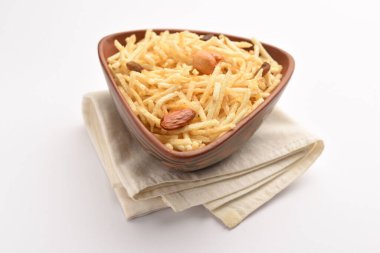 Hint usulü kızartılmış abur cuburlar Falahari chivda, Chewda - chivda veya kuru meyvelerle karıştırılmış.