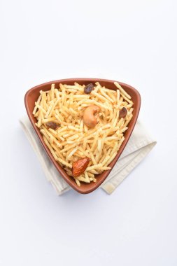 Hint usulü kızartılmış abur cuburlar Falahari chivda, Chewda - chivda veya kuru meyvelerle karıştırılmış.